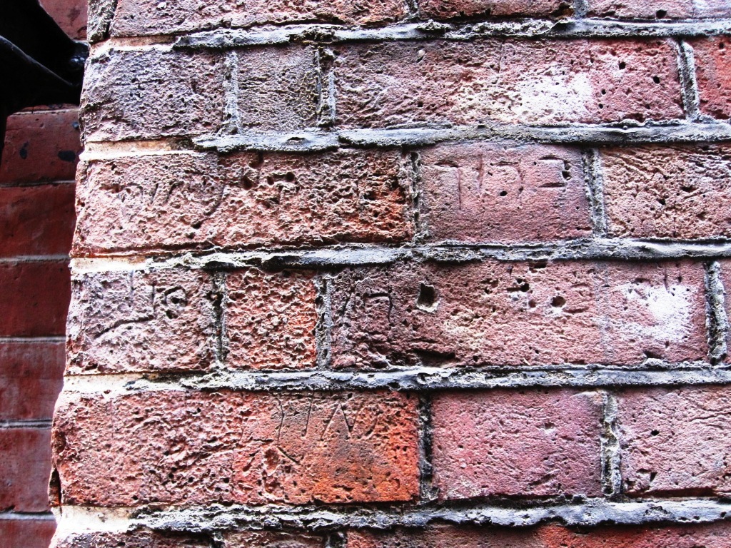 Hebrew grafitti, Bevis Marks synagogue